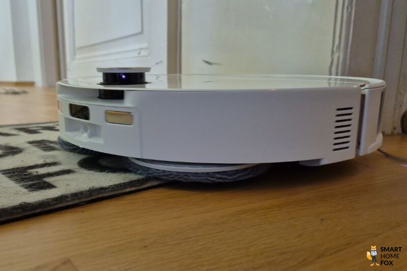 Der Roborock Qrevo Curv 2 Pro hebt beim Befahren von Teppichen automatisch seine Wischpads an.